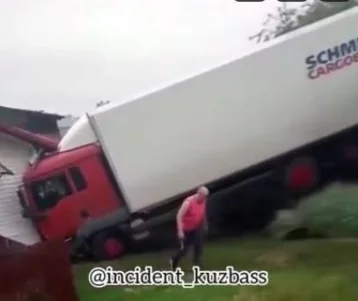Фото: Появились подробности ДТП с грузовым автомобилем, врезавшемся в дом в Кузбассе 1