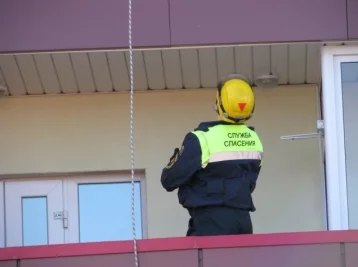 Фото: В Кемерове спасатели спустились с крыши дома на балкон, чтобы спасти пенсионерку 1