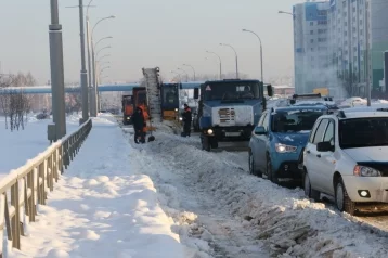 Фото: Крупные предприятия Кемерова вывели на улицу технику в помощь дорожным службам 1