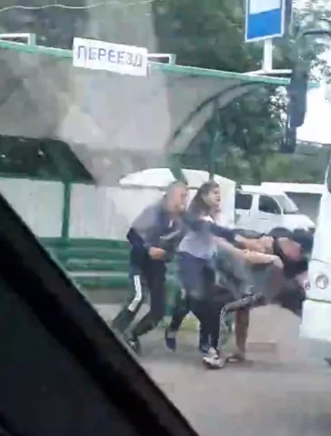 Фото: На кемеровской остановке произошла драка между водителем маршрутки и пассажиром 3