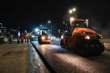 Фото: Мэр Анисимов: рабочие приступили к укладке асфальта на подходе к Кузбасскому мосту 1