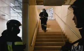 В Кузбассе ночной пожар в частном доме тушили восемь человек
