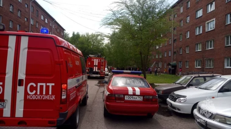 Фото: Один человек погиб и два пострадали на пожаре в многоквартирном доме Новокузнецка 2
