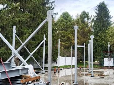 Фото: Мэр Новокузнецка проверил ход строительства бесплатного бегового центра в парке Гагарина 2