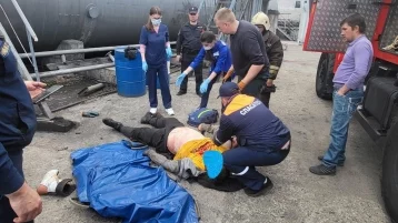 Фото: В Кузбассе двое рабочих пострадали, упав в ёмкость для хранения топлива 1