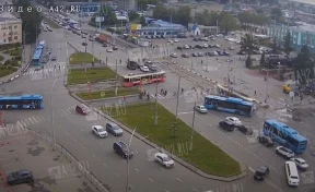 В Кемерове лимузин Lincoln Town Car въехал в отечественную «семёрку», ДТП попало на видео