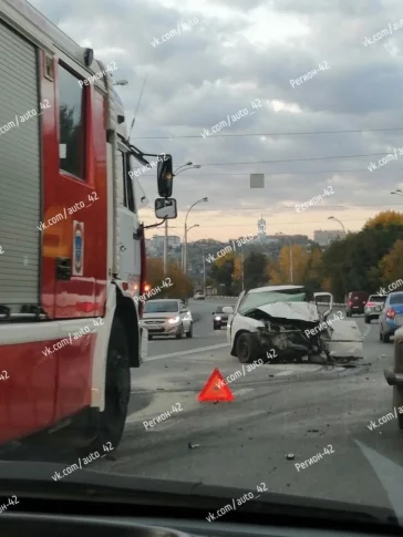 Фото: Жёсткая авария произошла на Кузбасском мосту в Кемерове  2
