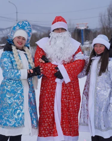 Деды Морозы в компании Снегурочек устроили спуск с Югуса в Междуреченске