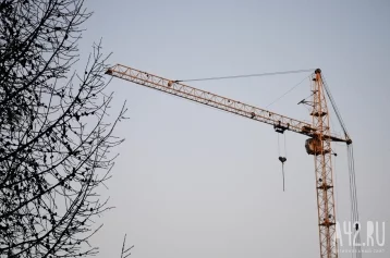 Фото: В Кузбассе запретили работу двух опасных башенных кранов  1