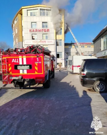 В Улан-Удэ загорелся ТЦ, есть пострадавшие