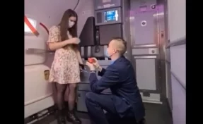 Бортпроводник рейса «Тюмень — Москва» сделал возлюбленной предложение в небе