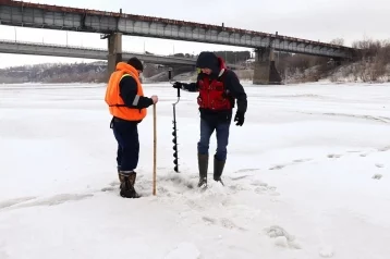 Фото: Специалисты измерили лёд на Томи и прокомментировали необходимость его подрыва 1
