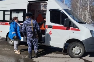 Фото: В Кузбассе сотрудники Росгвардии помогли женщине, получившей травму на улице 1