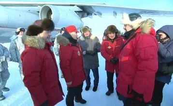 Фото: Путин вооружился ледорубом и высек осколки из ледника 1