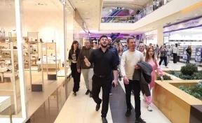 Новокузнечане спели «День Победы» в торговом центре