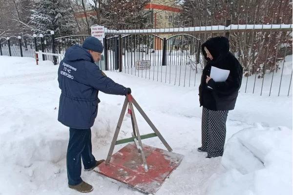 В Кемерове проверили работу по очистке от снега пожарных гидрантов  