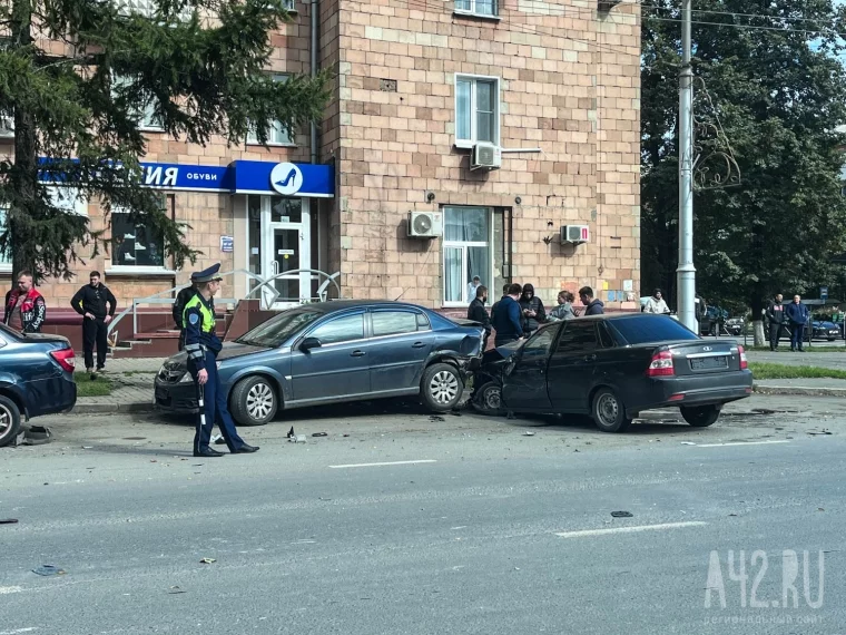 Фото: В Кемерове на перекрёстке Красноармейская — 50 лет Октября столкнулись три автомобиля 2