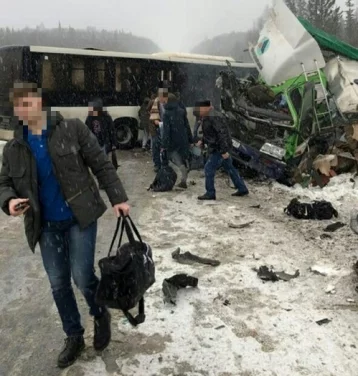 Фото: Серьёзное ДТП с рейсовым автобусом произошло на кузбасской трассе 1