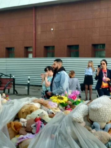 Фото: Тимати возложил цветы к стихийному мемориалу жертвам пожара в «Зимней вишне» 1