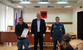 В Кузбассе машинист экскаватора засыпал горящий автомобиль снегом и предотвратил взрыв