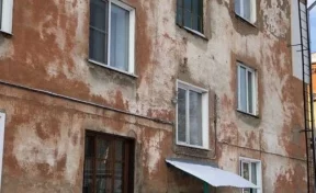 В Кузбассе прокуратура проверила дом, фасада которого осыпался на дедушку с внуком