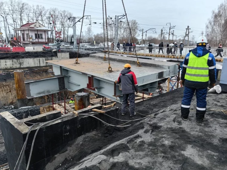 Фото: Мэр Кемерова: на путепроводе в Пионере начали устанавливать пролёты моста 5