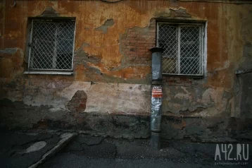 Фото: Очевидцы: у строения в центре Кемерова рухнула стена 1