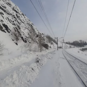 Фото: В Кузбассе горные участки железной дороги очистили от снега 1