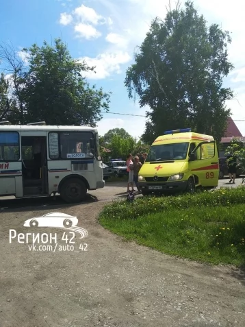 Фото: В Кемерове КамАЗ врезался в маршрутку 3
