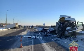 Столкнулись два грузовика, погибли два человека: стали известны подробности жёсткого ДТП на трассе в Кузбассе