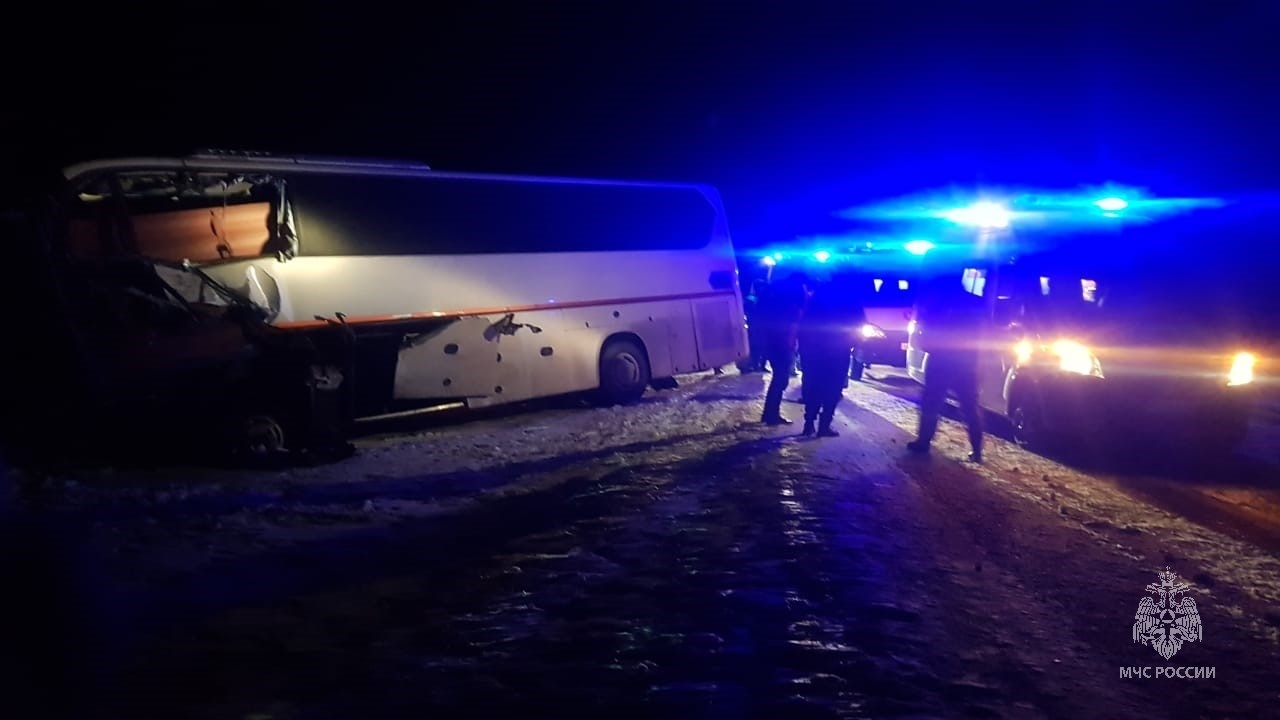 На трассе в Алтайском крае рейсовый автобус столкнулся с грузовиком, есть погибшие