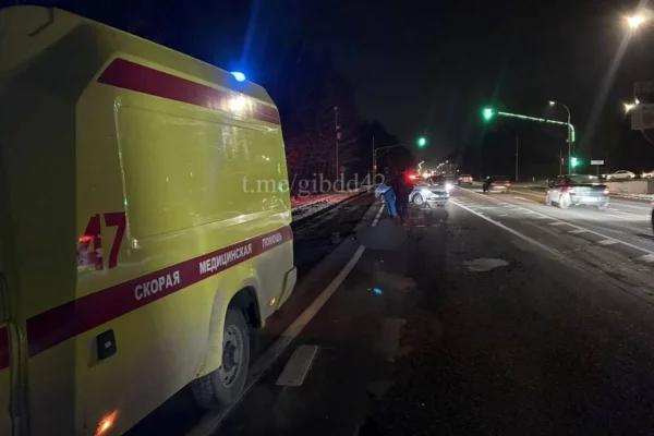 В Кемерове грузовик насмерть сбил стоявшую на дороге пожилую женщину