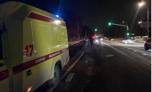 В Кемерове грузовик насмерть сбил стоявшую на дороге пожилую женщину