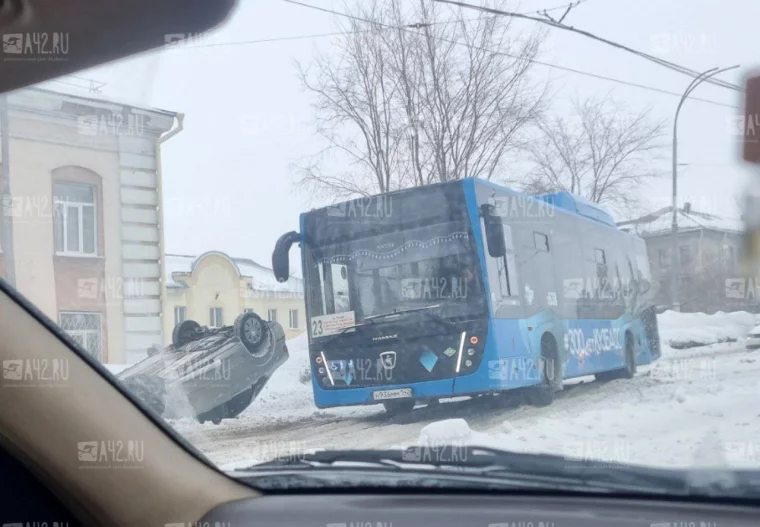Фото: В Кемерове на проспекте Шахтёров перевернулся автомобиль 2