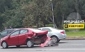На бульваре Строителей в Кемерове столкнулись три авто
