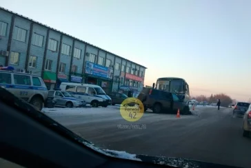 Фото: На проспекте Кузнецком в Кемерове серьёзно столкнулись ПАЗ и джип 3