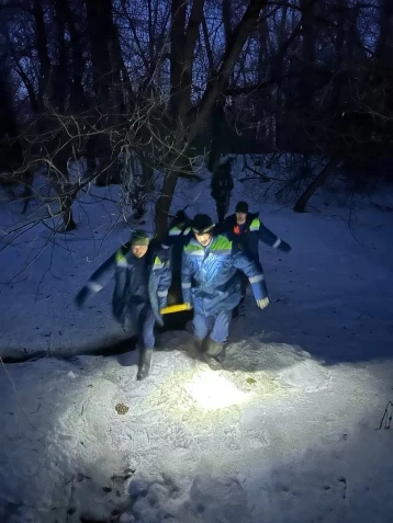 Фото: В Новокузнецке рыбак сломал ногу и застрял на льду озера 1