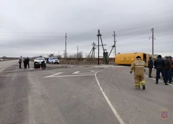 Фото: В результате смертельного ДТП со школьным автобусом под Волгоградом пострадали 10 детей 1