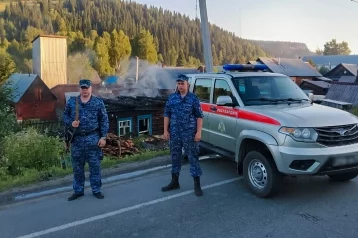 Фото: В Кузбассе росгвардейцы спасли из горящего дома троих человек 1