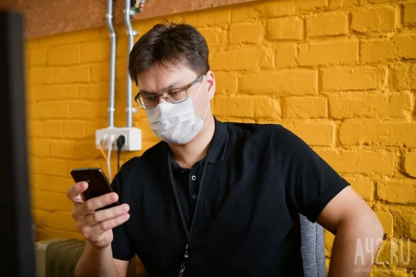 Юрист: сотрудники могут отсудить компенсацию у коллеги, заразившего их на работе