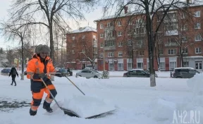Круглосуточная работа по уборке улиц: власти Кузбасса рассказали о работе коммунальных служб в новогодние праздники
