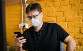 Юрист: сотрудники могут отсудить компенсацию у коллеги, заразившего их на работе