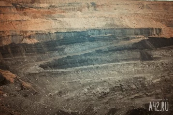 Фото: В Республике Алтай кусок скалы рухнул на экскаватор, водитель чудом выжил  1