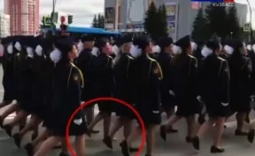 Губернатор Кузбасса наградил сотрудницу ГУФСИН, потерявшую туфлю на параде 9 Мая