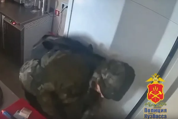 В Кемерове вор-рецидивист похитил выручку из двух торговых павильонов 