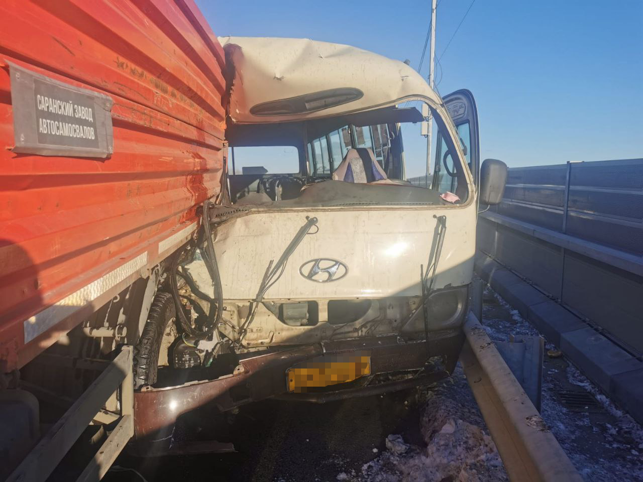 В Приамурье восемь человек, в том числе дети, пострадали при столкновении грузовика и автобуса 