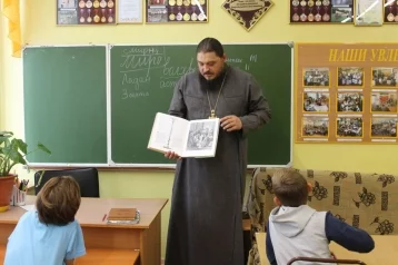 Фото: Не хватает нравственной составляющей: в РПЦ предложили изучать священные тексты в школе 1