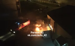В Кемерове из-за поджога едва не сгорели несколько автомобилей