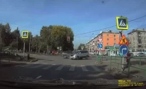 В Кузбассе момент ДТП с перевернувшимся автомобилем попал на видео