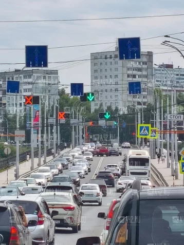 Фото: В Кемерове ДТП собрало пробку на Университетском мосту 1